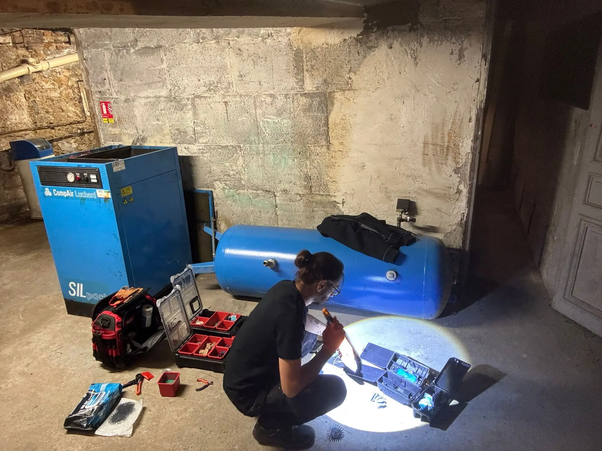 Technicien Inratable en dératisation dans un sous-sol