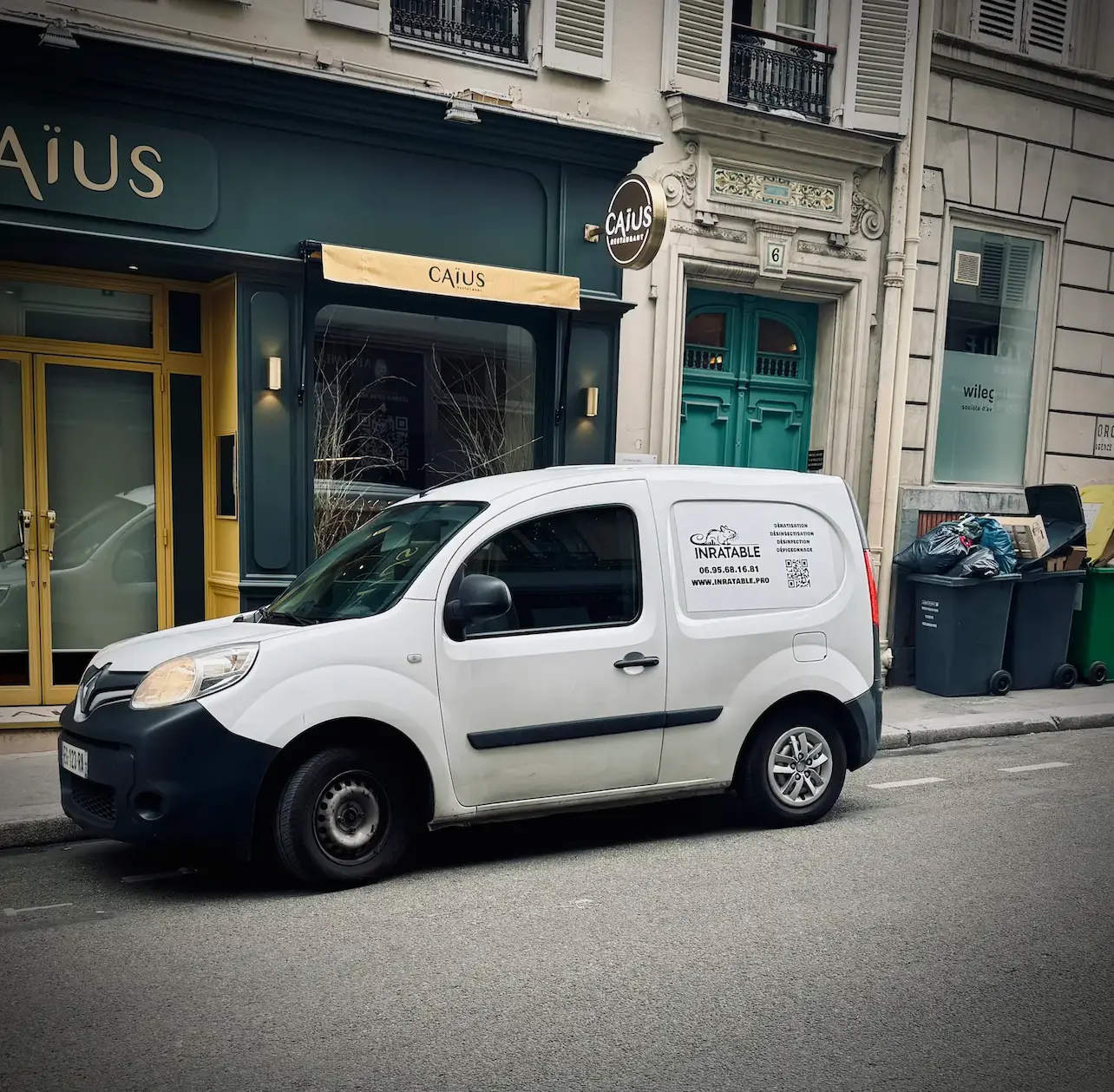 Véhicule Inratable en intervention à Paris 17 contre les punaises de lit