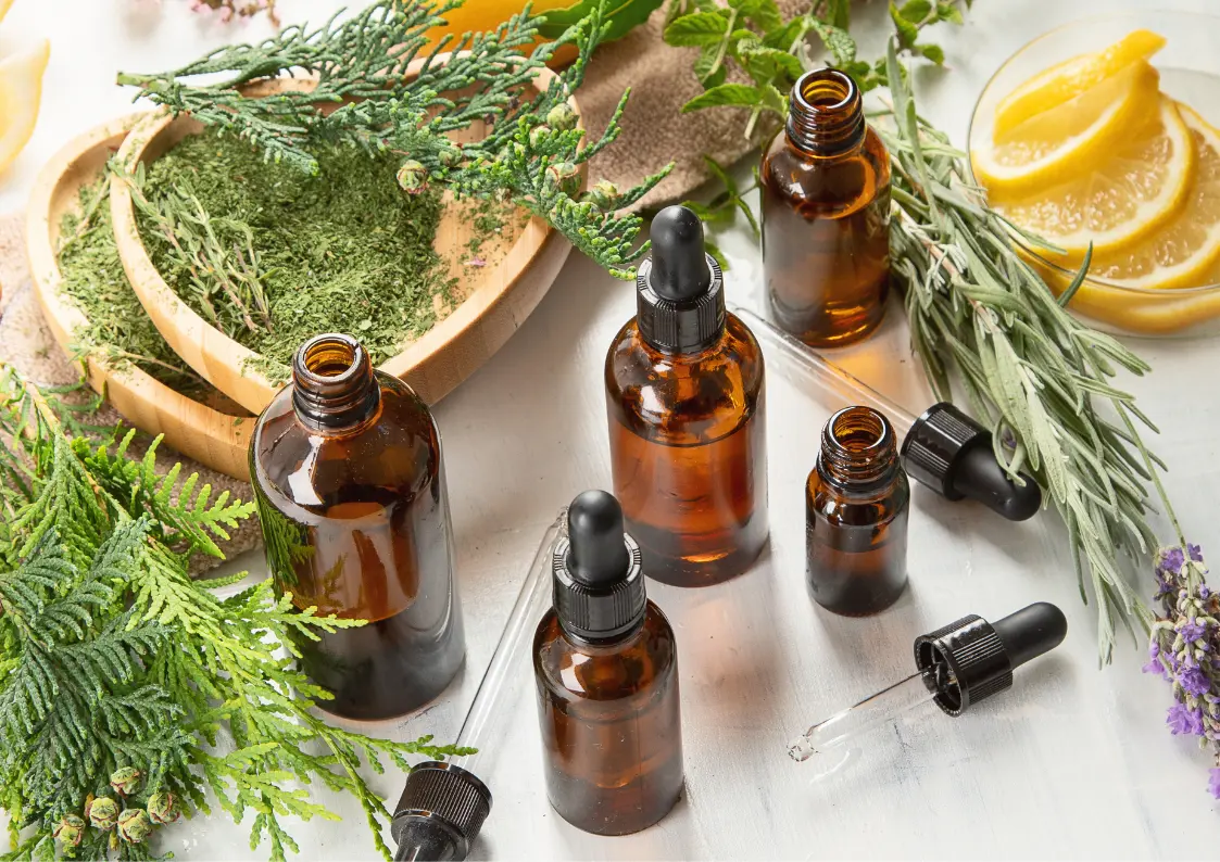 Huiles essentielles utilisées comme répulsifs naturels contre les souris, notamment la menthe poivrée et l’eucalyptus